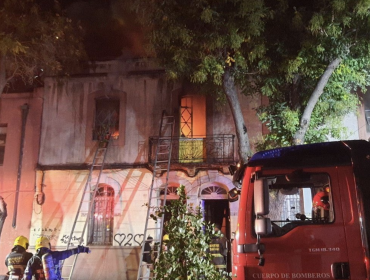Dos viviendas completamente destruidas deja incendio en sector residencial del centro de Santiago