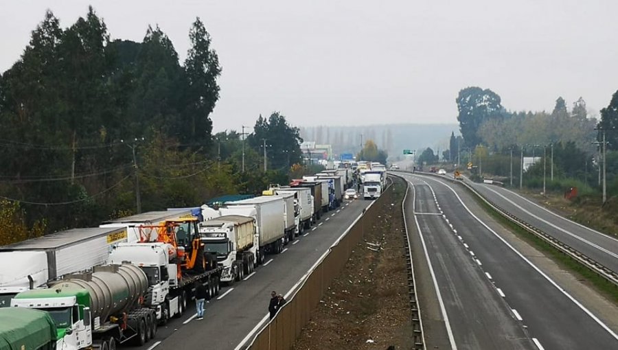 Camioneros paralizan el tránsito en la ruta 5 Sur a la altura de Duqueco: Gobierno no descarta intervenir legalmente