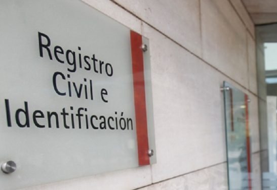 Juzgado de Santiago ordena al Registro Civil inscribir como no binario a adolescente