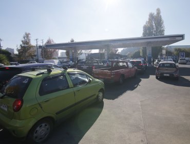 Largas filas se registran en bencineras de Concepción por temor a desabastecimiento de combustible