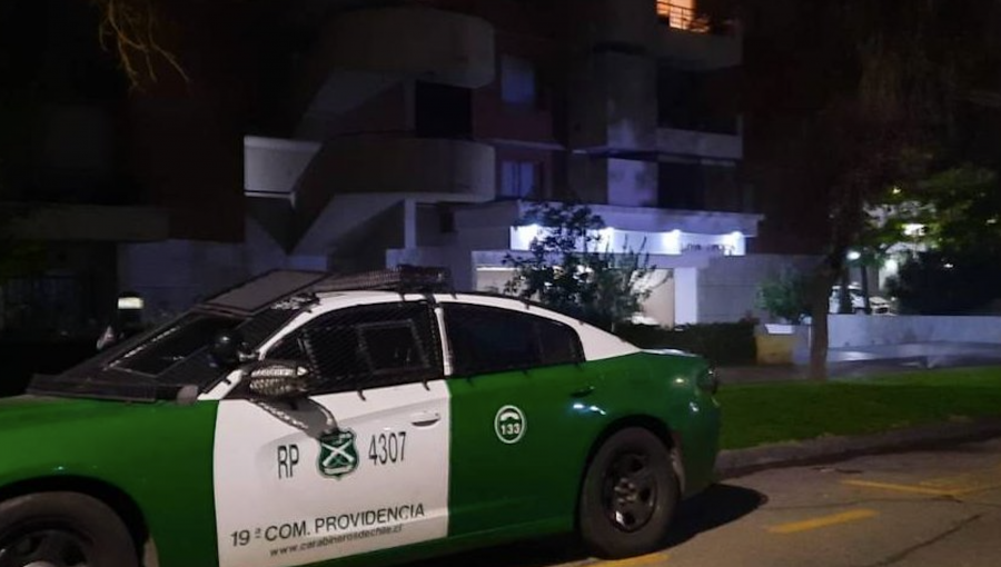 Mujer fue víctima de violento portonazo en la entrada del edificio donde reside en Providencia
