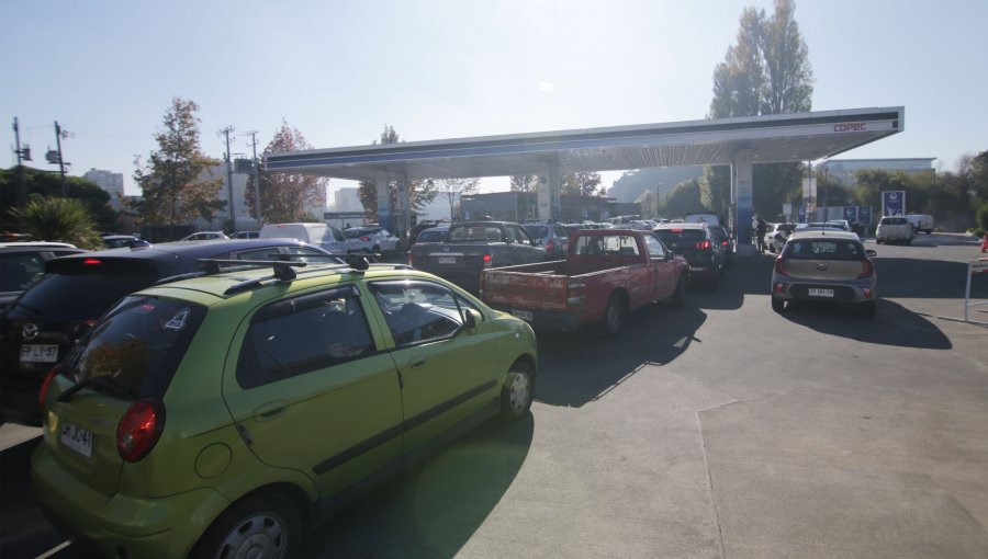 Largas filas se registran en bencineras de Concepción por temor a desabastecimiento de combustible