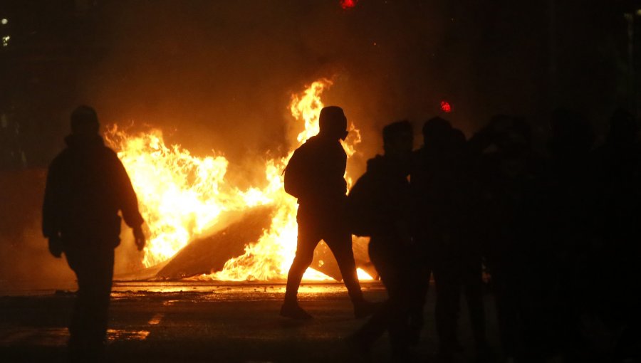 Manifestaciones en plaza Baquedano provocan desvíos de tránsito y cierre de accesos a estación de Metro