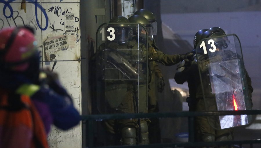 Saquean farmacia y vandalizan servicentro en cercanías de la ex Posta Central tras manifestación por comunicadora baleada en barrio Meiggs