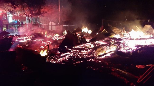 Nuevo ataque incendiario en La Araucanía deja tres cabañas quemadas en Contulmo
