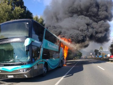 Pullman Bus se incendia en plena Ruta 5 Sur: Viajaba desde Puerto Montt a Santiago