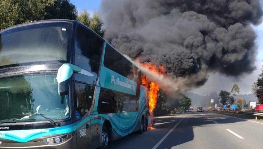 Pullman Bus se incendia en plena Ruta 5 Sur: Viajaba desde Puerto Montt a Santiago