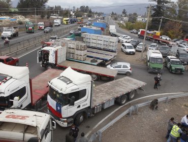 Multigremial de La Araucanía exige "estado de excepción" al Gobierno y entrega su apoyo a camioneros que se tomaron rutas