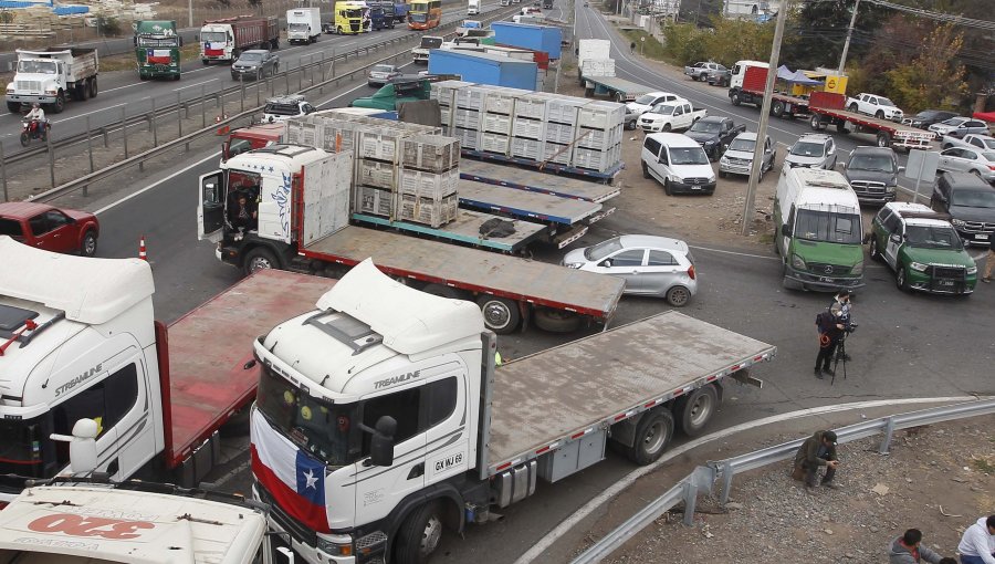 Multigremial de La Araucanía exige "estado de excepción" al Gobierno y entrega su apoyo a camioneros que se tomaron rutas