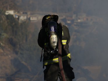 Incendio en Cerro O'Higgins de Valparaíso dejó 2 muertos y 4 casas siniestradas