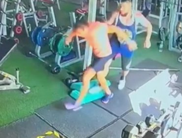 "Me discriminó por llevar las uñas de color": Joven fue insultado y agredido al interior de gimnasio en Quilpué