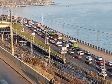 Colisión entre un microbús con vehículos menores origina alta congestión vehicular en la Av. España