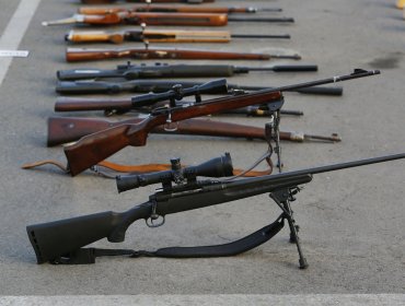 Decretan prisión preventiva para carabinero (r) que tenía arsenal de armas de guerra y municiones en su casa en Maipú