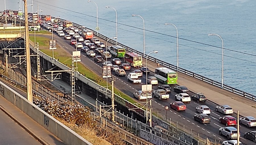 Colisión entre un microbús con vehículos menores origina alta congestión vehicular en la Av. España