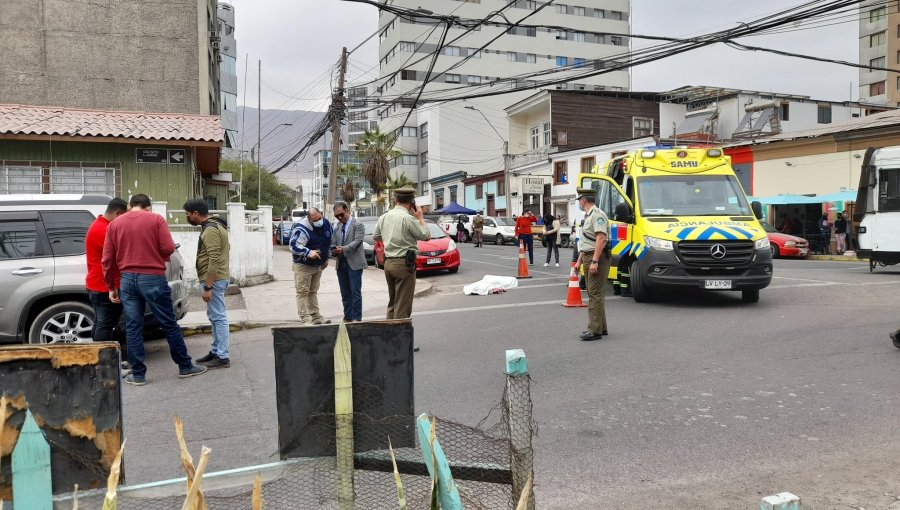 Hombre muere tras ser baleado desde un vehículo en el centro de Iquique: hay dos personas detenidas