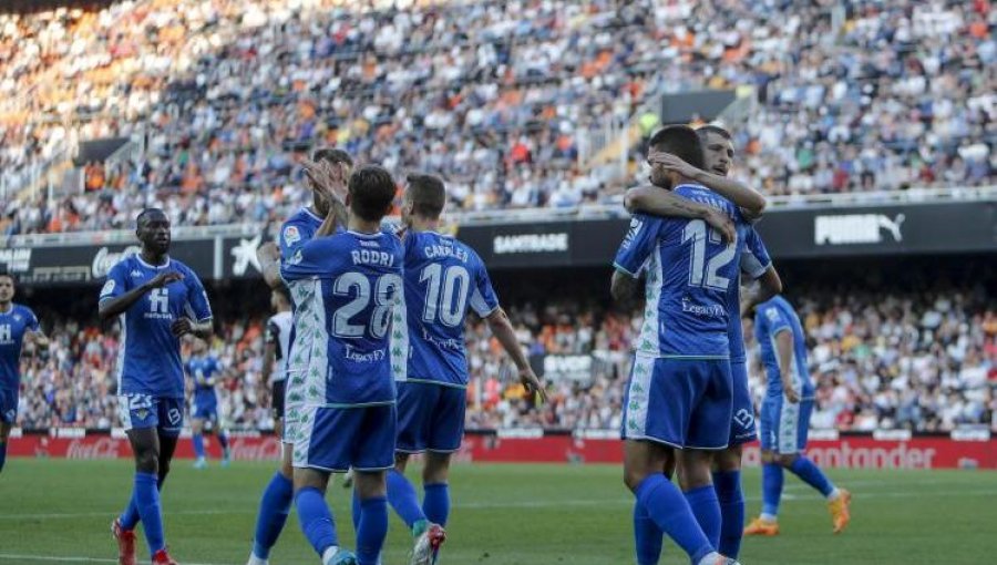 El Betis de Pellegrini y Bravo goleó al Valencia y aún sueña con clasificar a Champions League