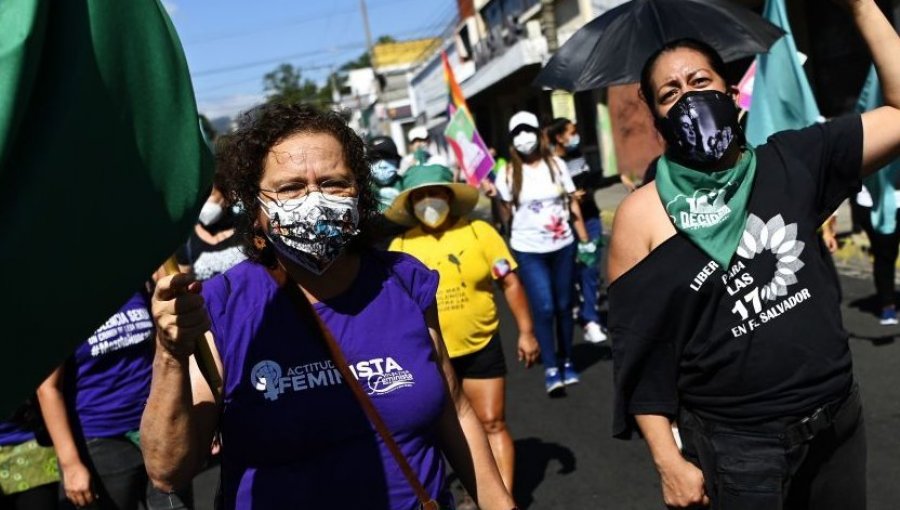 Condenan a 30 años de prisión en El Salvador a una mujer por un "aborto involuntario"