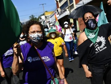 Condenan a 30 años de prisión en El Salvador a una mujer por un "aborto involuntario"