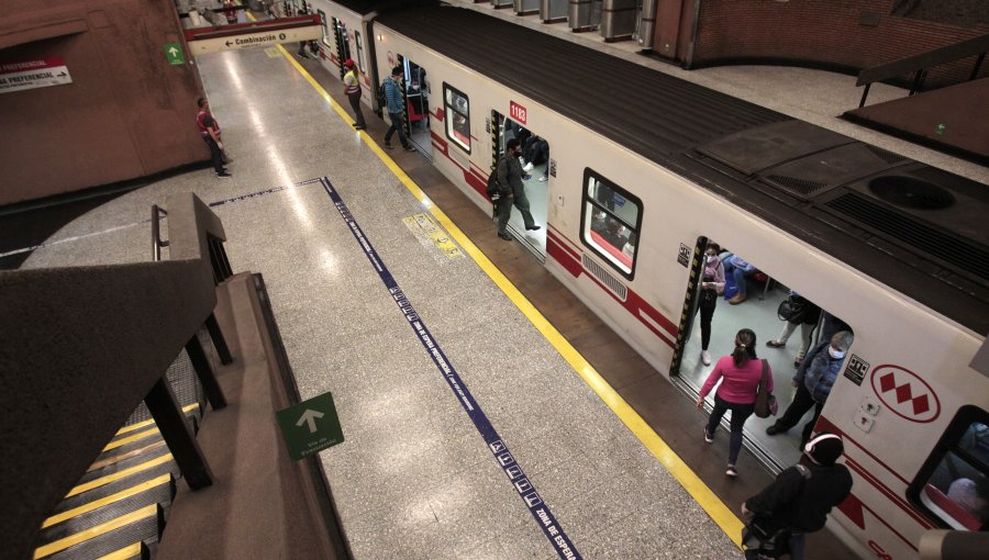 Línea 1 del Metro de Santiago con servicio parcial por tren que impactó a sujeto que habría cometido un robo en estación