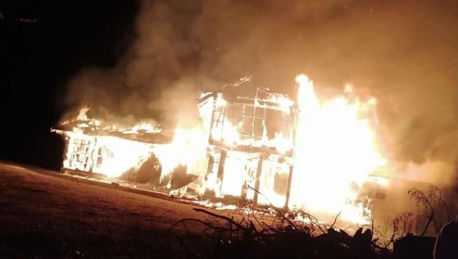 Un trabajador herido dejó ataque incendiario en Victoria: Resistencia Mapuche Malleco se lo adjudicó