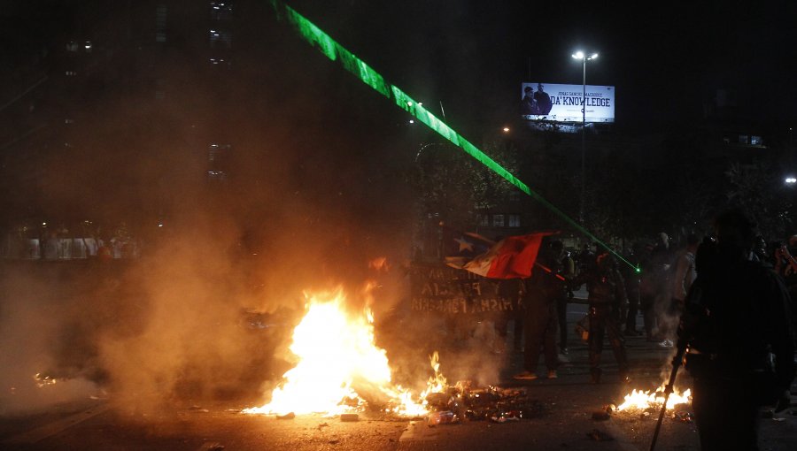 Barricadas y cortes de tránsito en plaza Baquedano en medio de manifestaciones por fallecimiento de Francisca Sandoval