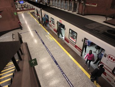 Línea 1 del Metro de Santiago con servicio parcial por tren que impactó a sujeto que habría cometido un robo en estación