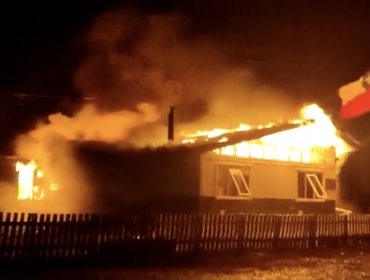 Un incendio destruyó por completo un retén en Timaukel: carabineros pudieron salir ilesos