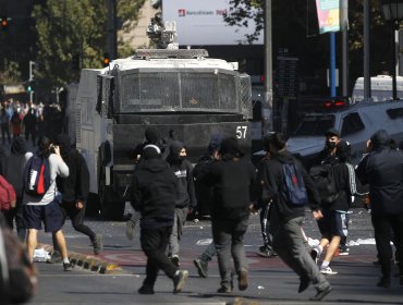 Marcha de estudiantes por la Alameda genera cortes y desvíos de tránsito en Santiago: un detenido por fabricar elementos incendiarios