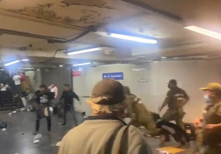 Comerciantes ambulantes se enfrentaron a Carabineros durante fiscalización en metro Estación Central