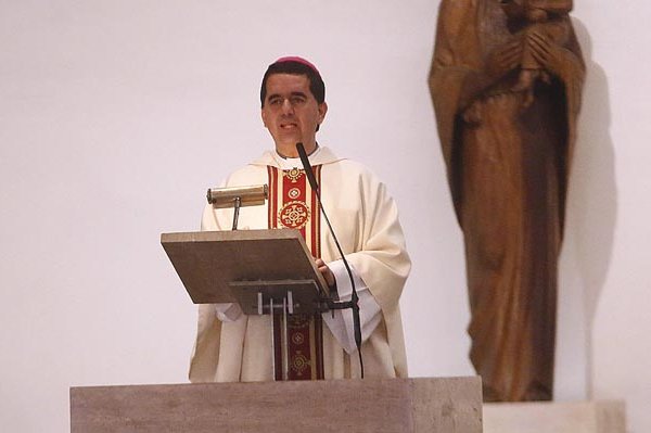Arzobispado dice no haber recibido denuncias por "hechos de connotación sexual" contra obispo auxiliar de Santiago