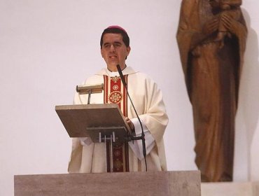 Arzobispado dice no haber recibido denuncias por "hechos de connotación sexual" contra obispo auxiliar de Santiago