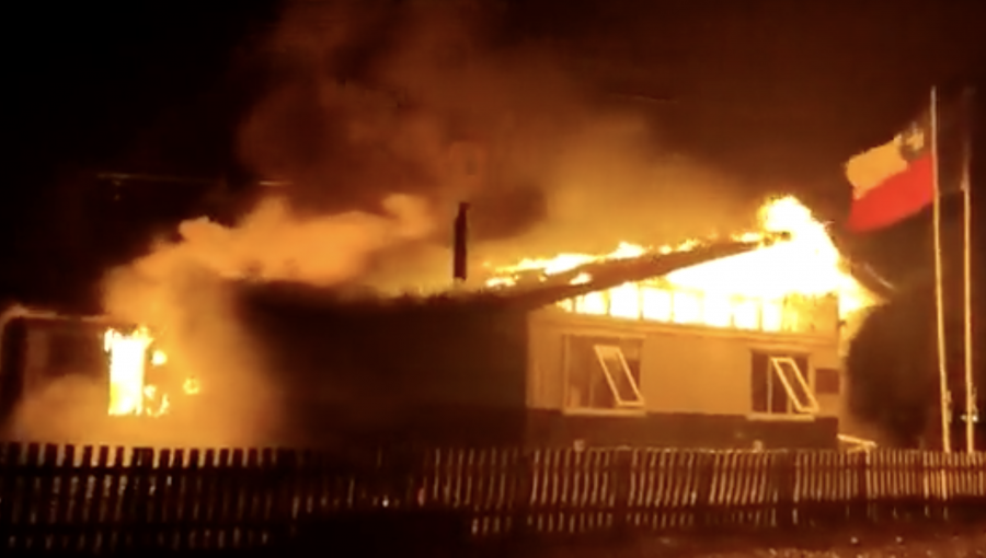 Un incendio destruyó por completo un retén en Timaukel: carabineros pudieron salir ilesos
