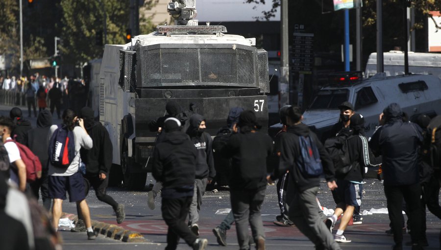 Marcha de estudiantes por la Alameda genera cortes y desvíos de tránsito en Santiago: un detenido por fabricar elementos incendiarios