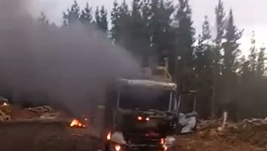 Al menos ocho camiones y una grúa destruidos tras ataque incendiario en fundo de Teodoro Schmidt