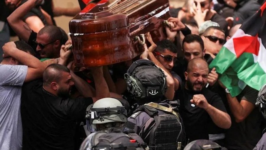 El dramático momento del entierro de la periodista de Al Jazeera en Cisjordania en el que cae el féretro por la violencia de la policía de Israel