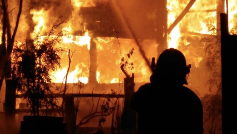 Una vivienda consumida fue el saldo que dejó un incendio en la localidad de Laguna Verde: también se quemaron pastizales