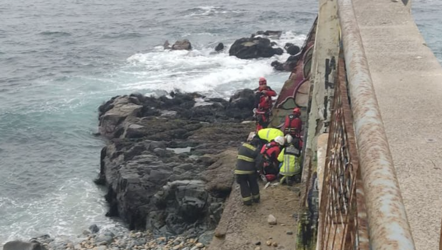 Tragedia en Valparaíso: Pareja de jóvenes cae desde estructura de cemento y fallece en el Hospital a raíz de sus graves lesiones