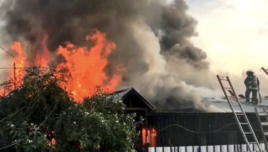 Incendio en población de Talca deja cuatro viviendas destruidas, 30 damnificados y un bombero con problemas respiratorios