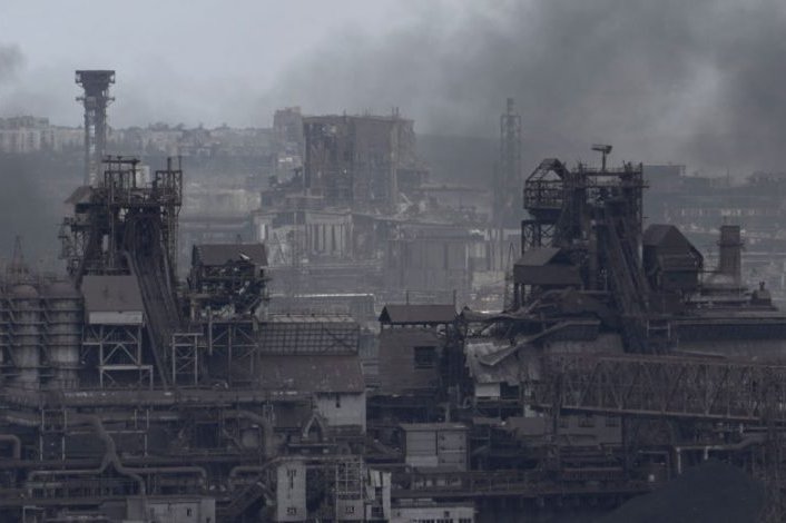 Ucrania confirma evacuación de los soldados sitiados en la acería Azovstal de Mariúpol a zonas prorrusas