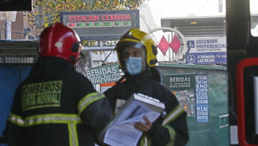 Bomberos y falla en el Metro de Santiago: Desprendimiento de batería generó un arco eléctrico y humo en la estación Las Rejas