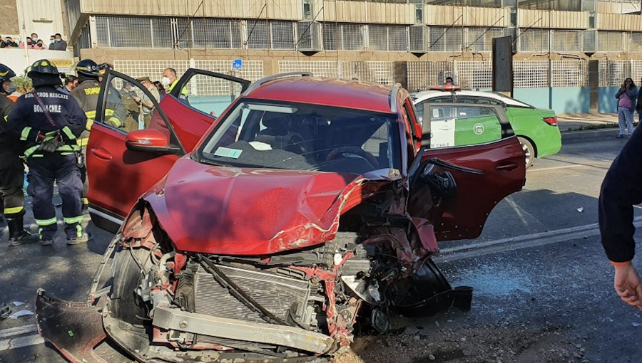 Dos fallecidos y tres lesionados deja colisión de alta energía entre vehículo menor y un taxi colectivo en Copiapó