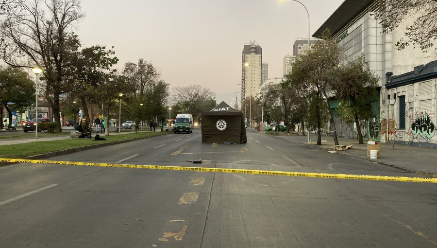 Menor de 13 años falleció tras ser atropellado en el centro de Santiago: transeúntes retuvieron a conductor que intentó huir
