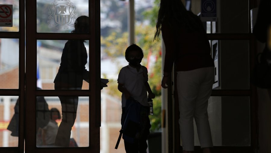 Madre relata dramático caso de acoso y abuso que sufrió su hijo en edad preescolar al interior del baño de su colegio en Valparaíso