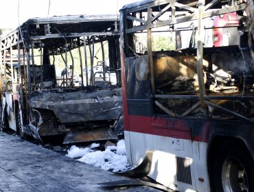 Privadas de libertad quedaron una adolescente de 16 años y una joven de 20 tras ser acusadas de incendiar un bus en Peñalolén