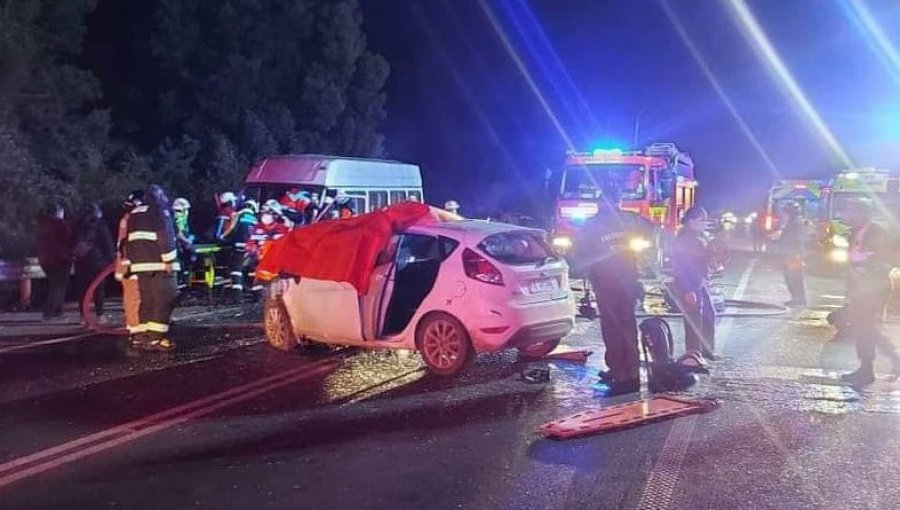 Una lactante y dos adultos fallecieron tras colisión frontal entre un furgón y un automóvil en Valdivia