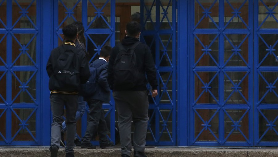 Colegio Salesiano de Valparaíso instala pórticos detectores de metales en su ingreso: apoderados solicitaron medida por "seguridad"