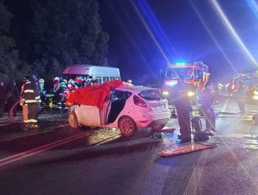 Una lactante y dos adultos fallecieron tras colisión frontal entre un furgón y un automóvil en Valdivia