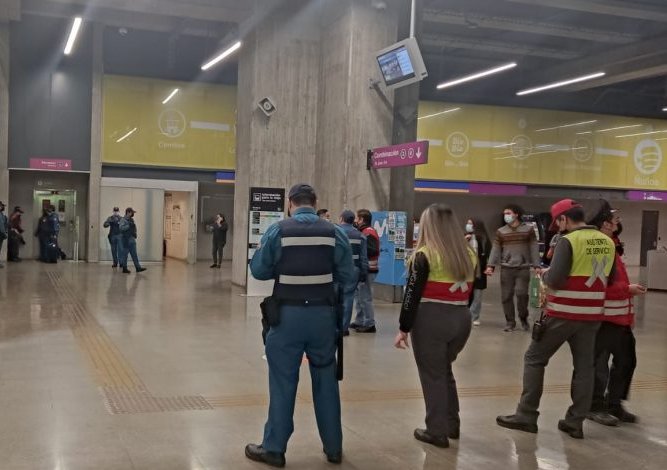 Gobierno anuncia querella por agresión de comerciantes ambulantes a guardias de la estación Ñuñoa del Metro