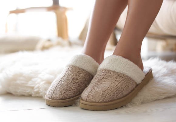 Caminar por horas con pantuflas puede ser perjudicial para nuestros pies y columna