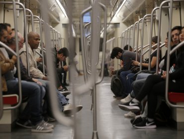 Restablecen totalidad del servicio de la Línea 6 del Metro de Santiago: empresa atribuyó falla a "exceso de lubricación en la vía"
